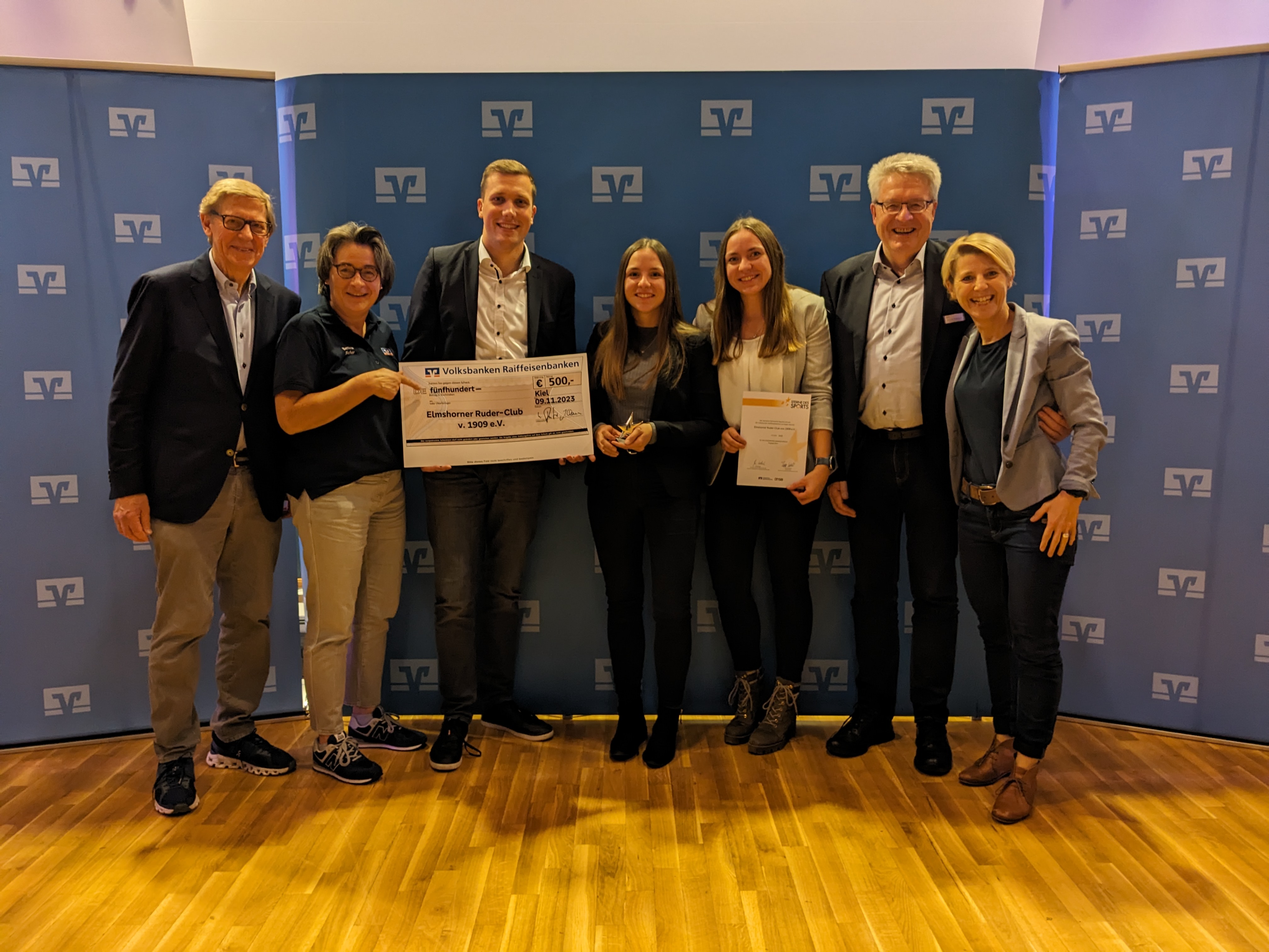 Sterne des Sports 2023: 4. Platz für den Elmshorner Ruderclub auf Landesebene. Hans Jacob Tiessen (LSV, links), Bettina Fischer (Bürgerstiftung VR Bank in Holstein, 2.v.l.), Karsten Tiedemann (KSV Pi, 2.v.r.) und Tanja Kerwat (VR Bank iH, rechts) gratulieren Florian Busch, Martje und Finja Westphal vom Elmshorner Ruderclub.