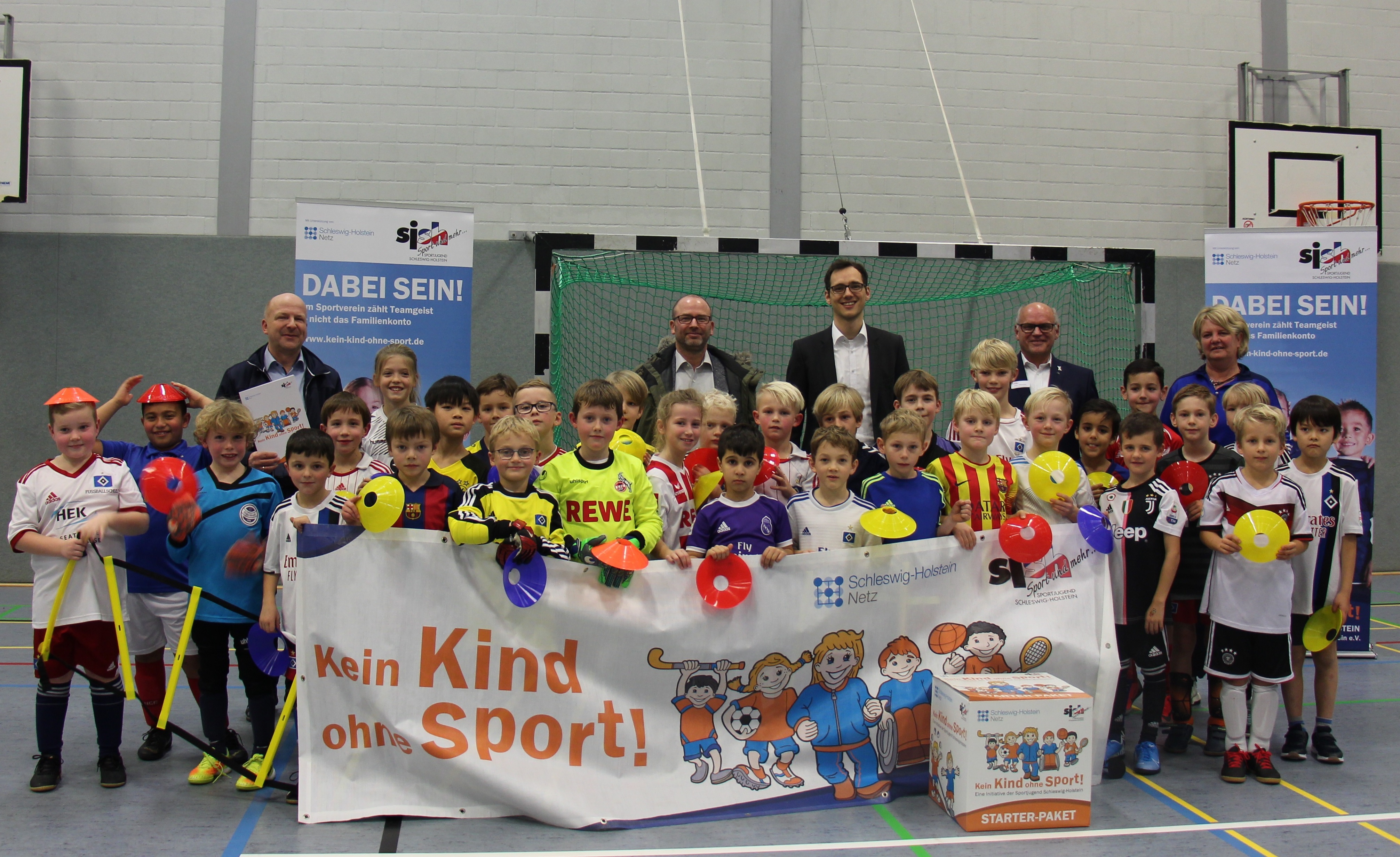 Hinter d. Kindern stehend (v.l.n.r.) Dietmar Rohlf(sjsh),Dr.Jan Pommerehn,Jannik Olsson(Schleswig-Holstein AG,Uwe Altemeier, KSV Pinneberg und Conni Thau, SV Blau-Weiß 96 Schenefeld