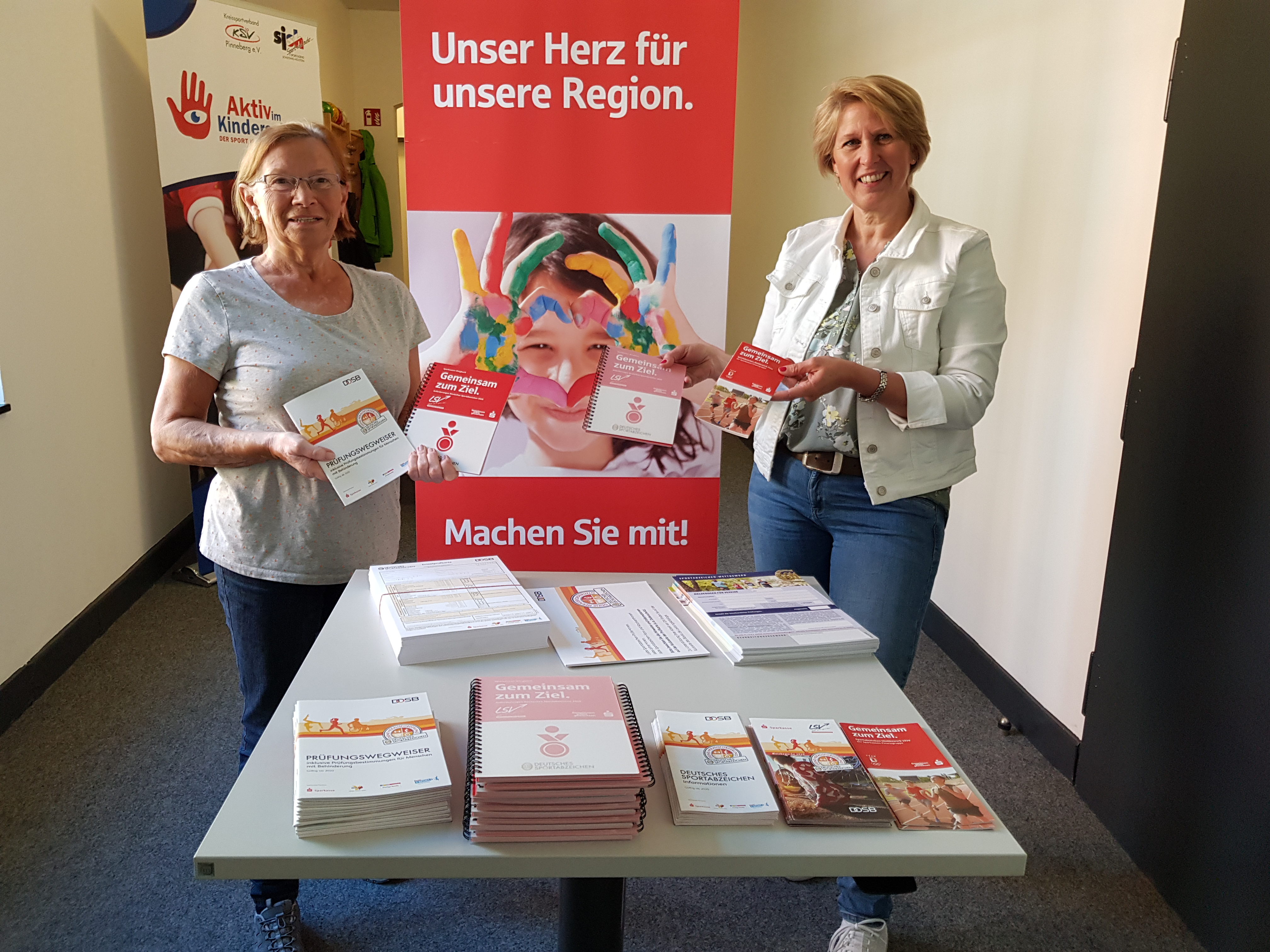 Rita Saß (Sport und Spaß Uetersen) ist von Nicole Pansch (KSV Pinneberg) bereits mit den neuen Materialien versorgt worden.