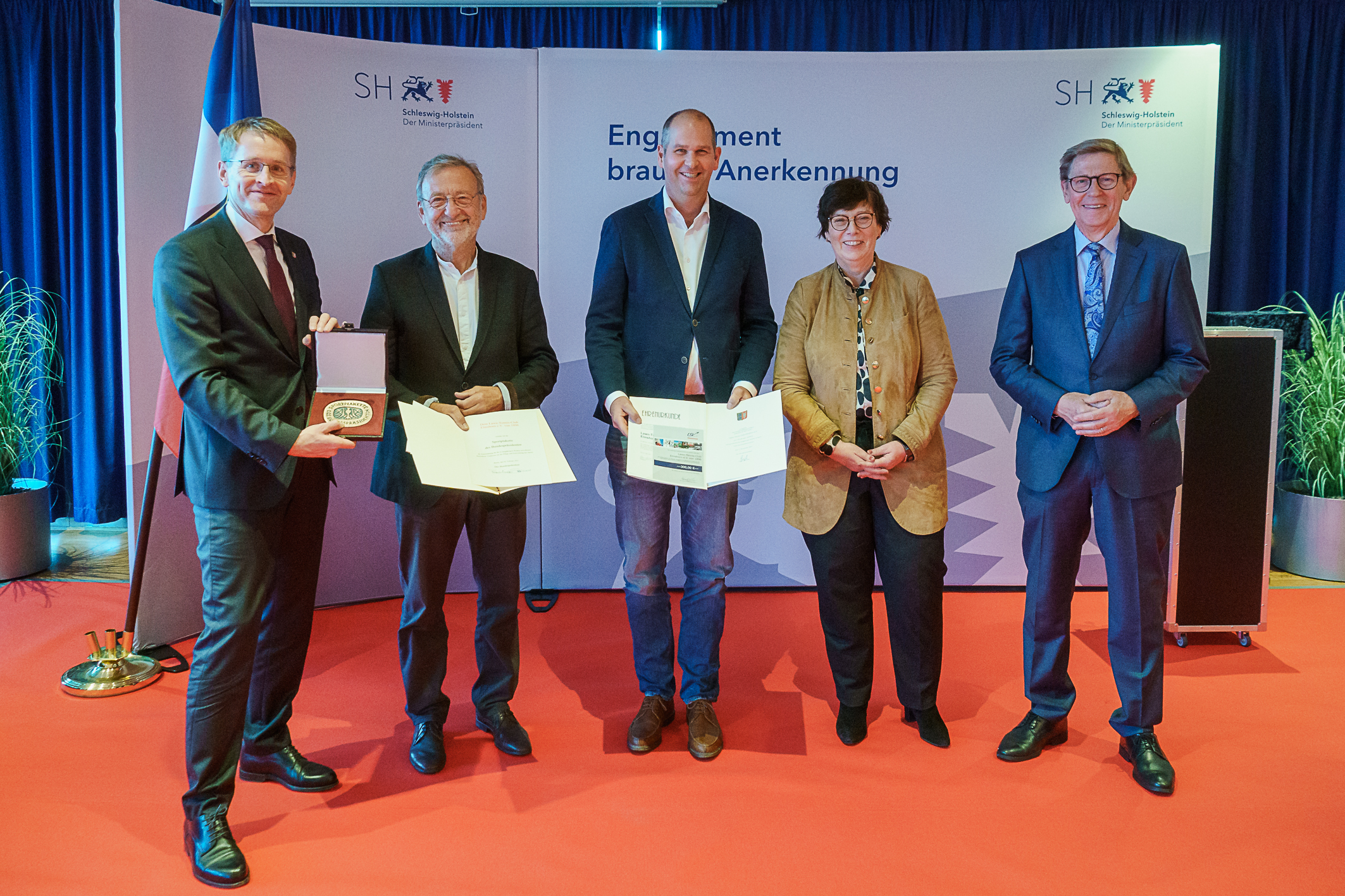 Lawn-Tennis-Club Elmshorn - Ministerpräsident Daniel Günther, Innenministerin Sabine Sütterlin-Waack und Hans-Jakob Tiessen (Landessportverband) zeichnen Traditionsvereine aus. - Foto: Frank Peter
