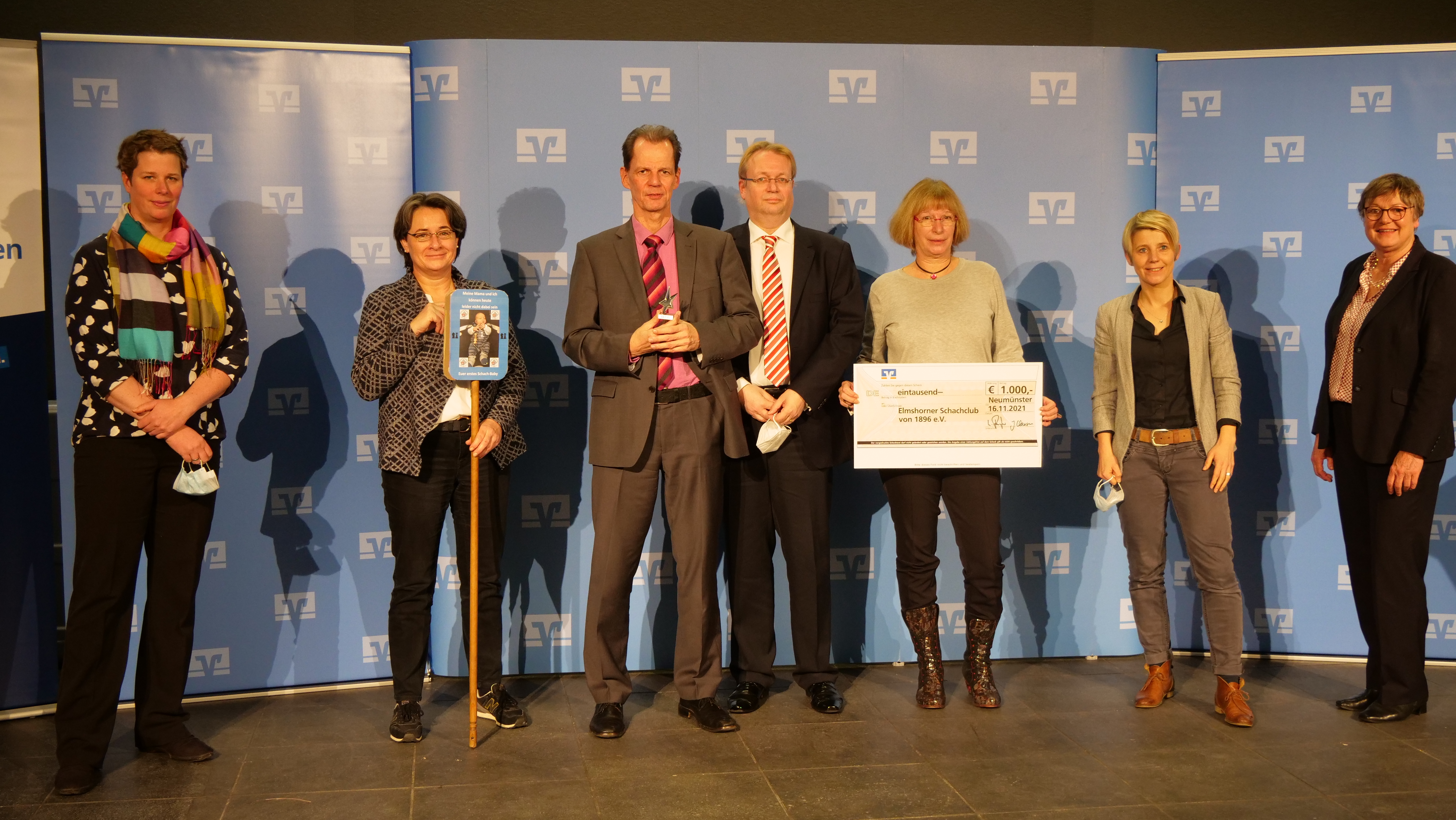 Der Elmshorner Schachclub bei der Siegerehrung des Landesentscheid 2021 der &quot;Sterne des Sports&quot; (v.l.n.r.: Meike Evers-Rölver, Vizepräsidentin des LSV, Bettina Fischer, Bürgerstiftung VR Bank in Holstein, Torsten Noldt, 1. Vorsitzender Elmshorner Schachclub, Heiko Spaan, Vorstand Elmshorner Schachclub, Petra Taschner, Elmshorner Schachclub, Tanja Kerwat, Marketingmitarbeiterin der VR Bank in Holstein und Kirsten Eickhoff-Weber, Landtags-Vizepräsidentin