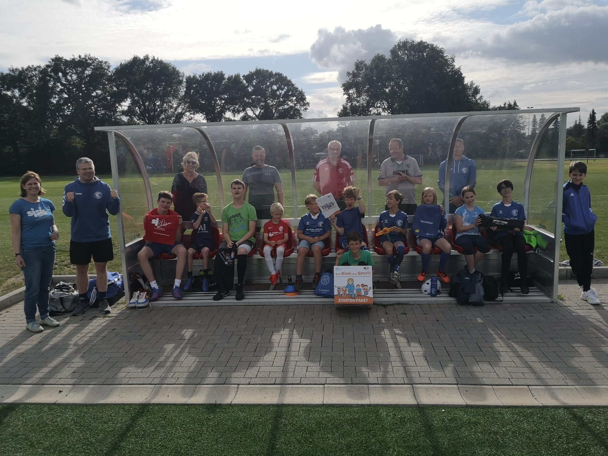 Kirsten Heibey (Jugendbildungsreferentin der Sportjugend Schleswig-Holstein; links im Bild) überreichte das von der Schleswig-Holstein Netz AG geförderte Starter-Paket der Initiative „Kein Kind ohne Sport!“ an die Verantwortlichen des SC Egenbüttel, die sich gemeinsam mit den teilnehmenden Kindern und deren Eltern sehr über den Besuch freuten.