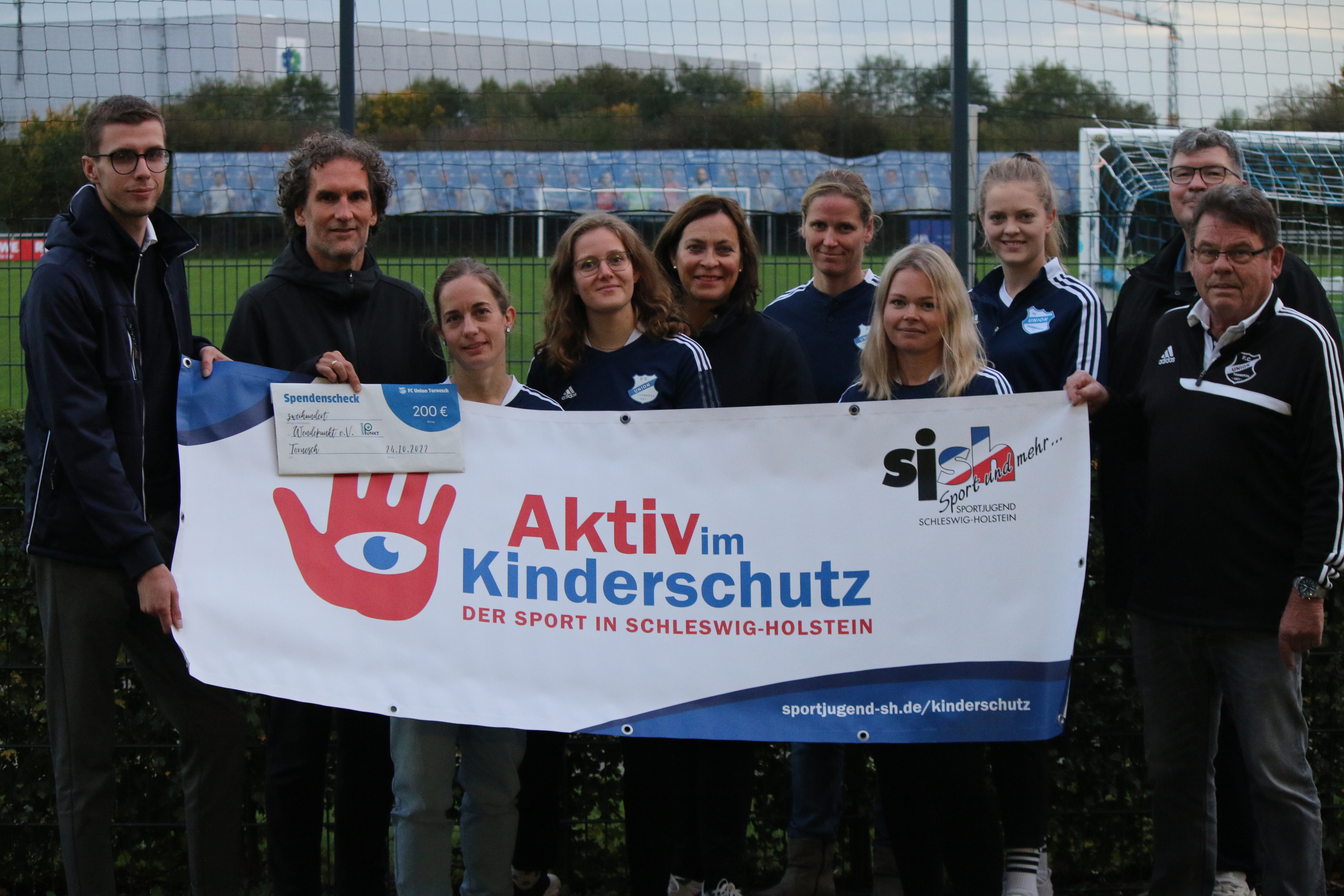 Bannerverleihung beim FC Union Tornesch – v.l. Hanno Reese (Sportjugend SH), Dirk Jacobsen (Wendepunkt), Janina Breitbart, Franca Kleiner (beide FC Union Tornesch), Christa Nordwald (Kreissportverband PI), Janina Broscheit, Nicole Tilger, Maike Bade, Frank Mettal und Detlef Arndt (alle fünf FC Union Tornesch) - Foto: Kornelius Krüger