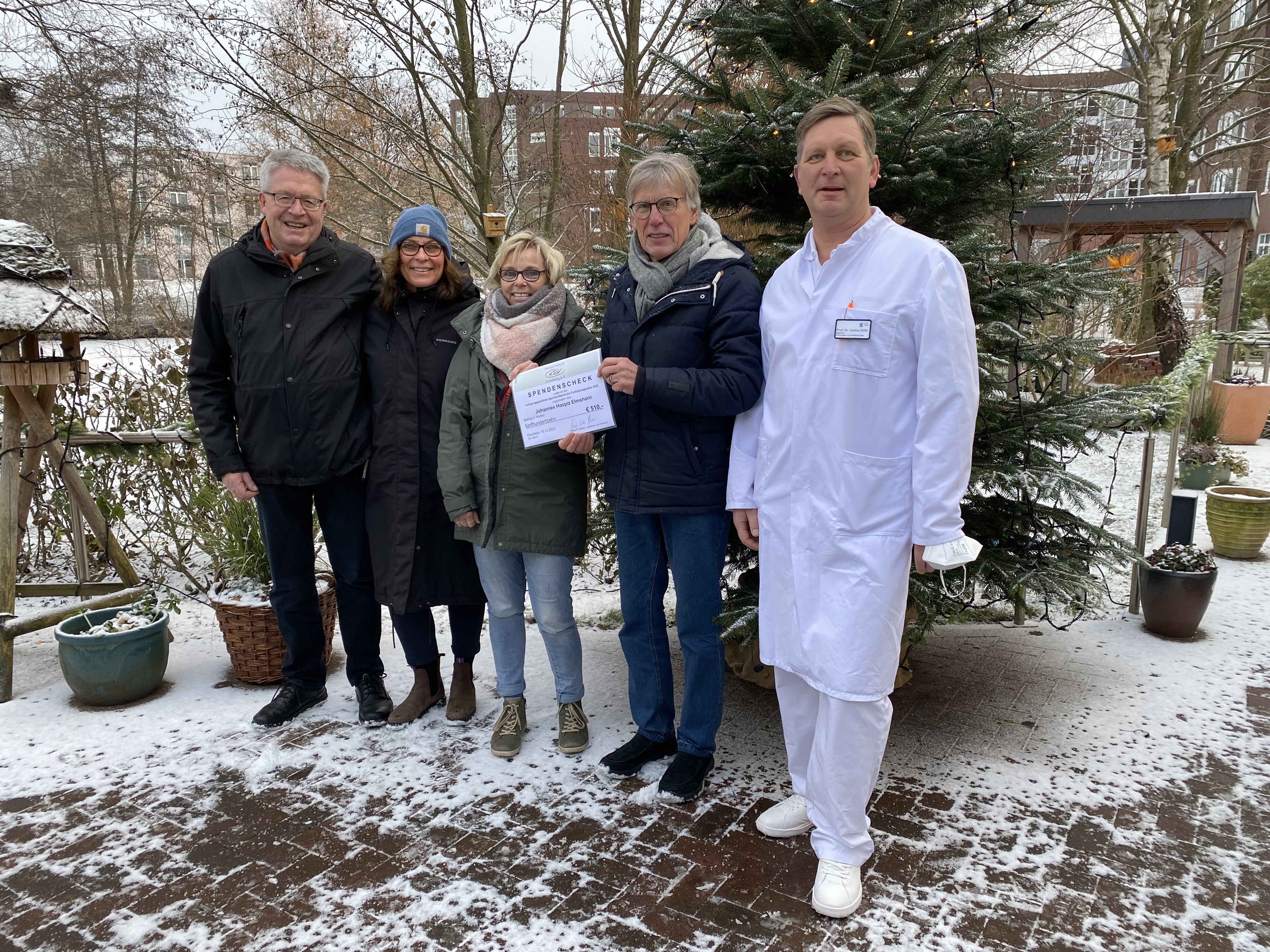Sckeckübergabe im Schnee: v.l. Karsten Tiedemann, KSV Geschäftsführer, Christa Nordwald, KSV Sportreferentin, Kerstin Glaubitz, stellvertretende Hospizleitung, Prof.Dr.Justus Gille, Chefarzt der Klinik für Orthopädie, Unfallchirurgie, Sportmedizin und wissenschaftlicher Leiter der sportmedizinischen Fortbildungsreihe - Foto: KSV Pinneberg