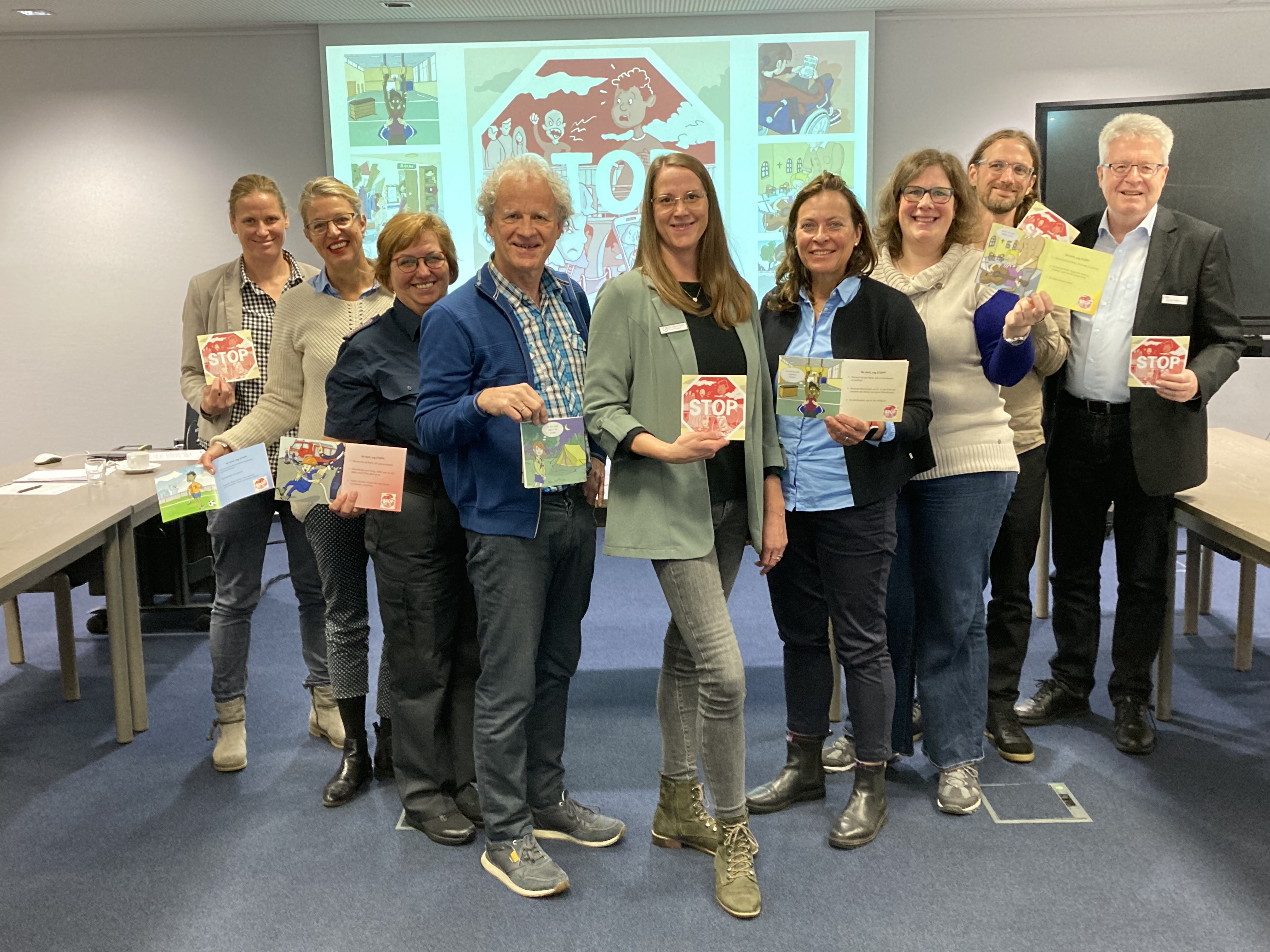 Die Kreisjugendpflege und alle beteiligten Institutionen und Verbände stellen den &quot;STOP&quot;-Comic vor. - Foto: Kreis Pinneberg