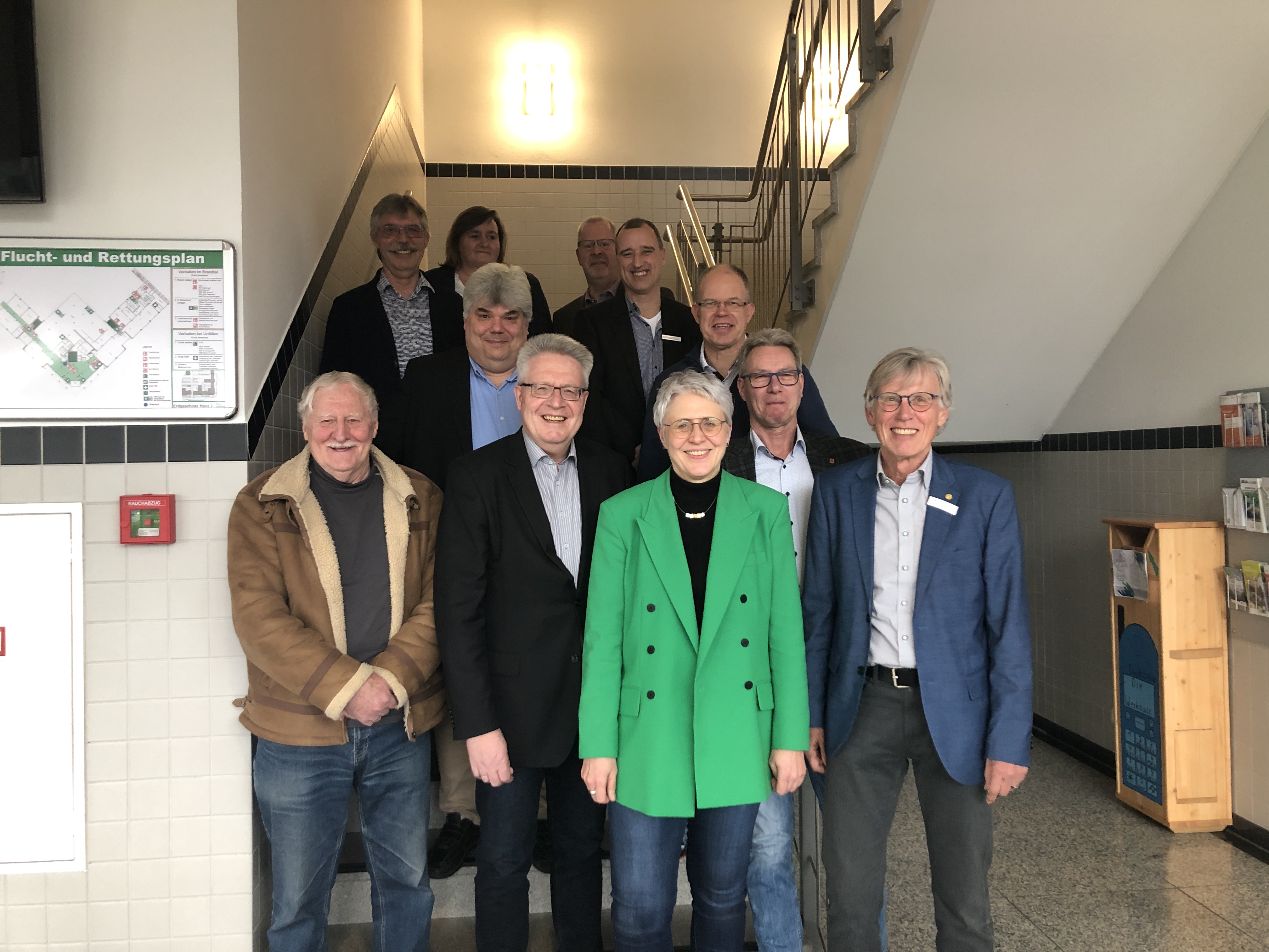 Mehr Geld für den Sport - Die Kreispolitik freut sich mit Landrätin Elfi Heesch (4.v.r), Abteilungsleiter Oliver Carstens (5.v.r.) und den KSV Verantwortlichen