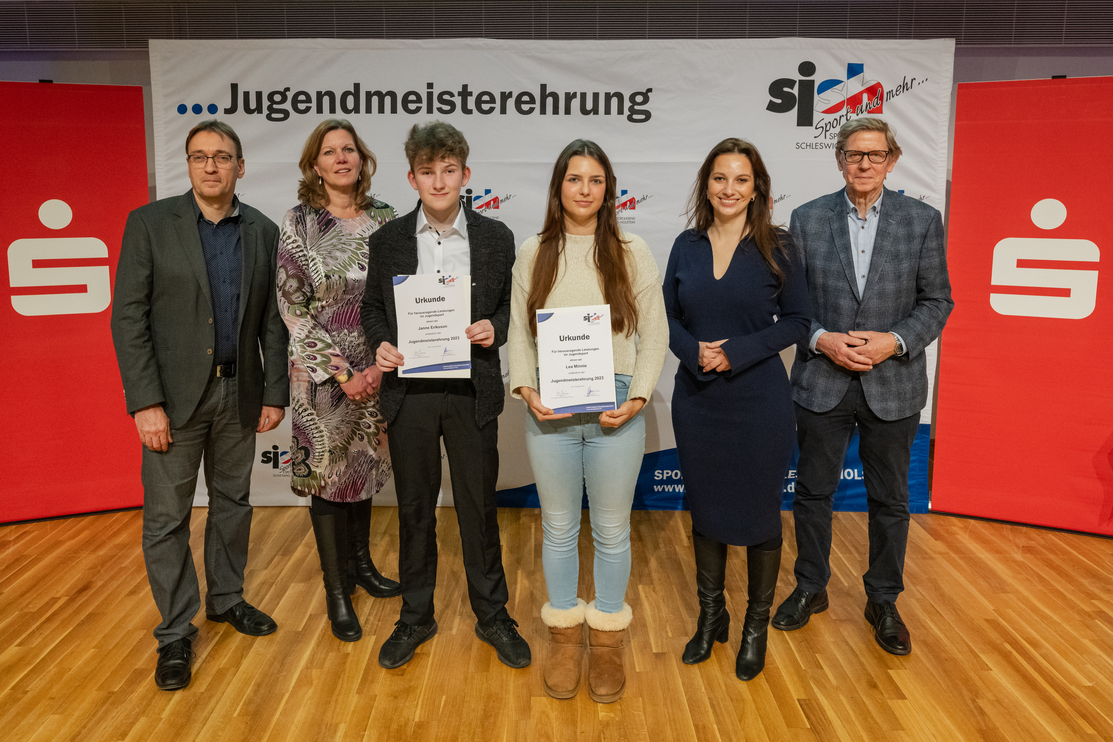 (vlnr): Matthias Hansen (Vorsitzender Sportjugend SH), Gyde Opitz (Abteilungsleiterin Kommunikation und Gesellschaft, Sparkassen- und Giroverband SH), Janne Eriksson, Lea Minnie, Magdalena Finke (Staatssekretärin, Ministerium für Inneres, Kommunales, Wohnen und Sport), Hans-Jakob Tiessen (Präsident Landessportverband SH) - Foto: Frank Peter