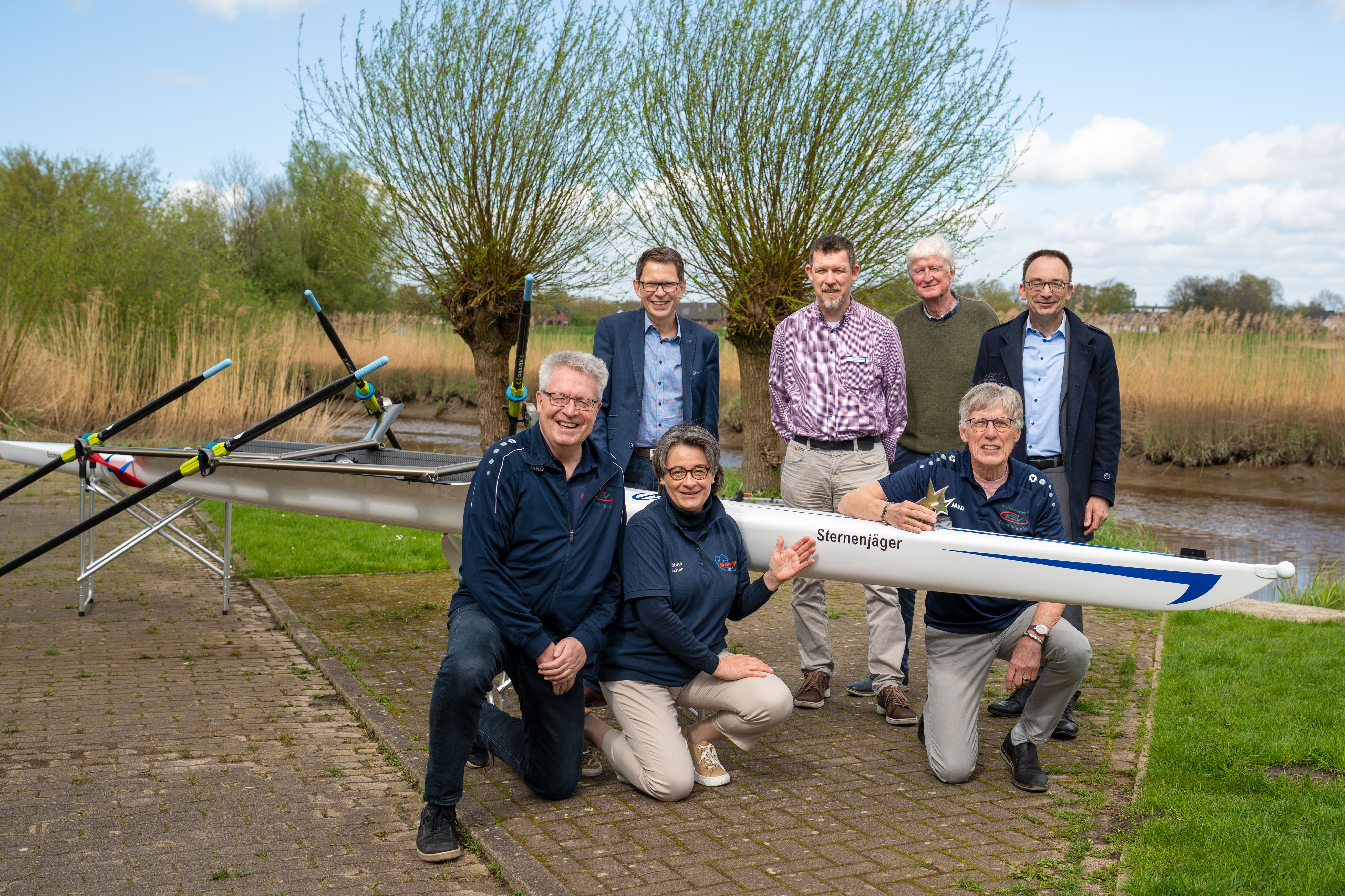 Sterne des Sports 2024: Fröhliche Gesichter beim Kick-Off zur neuen Wettbewerbsrunde im Elmshorner Ruderclub - von hinten li nach re: Uwe Augustin (Vorstand, VR Bank in Holstein), Torben Heyl (stellvertr. Vorsitzender, 1. Vorsitzender Sportjugend KSV Segeberg), Uwe Janzen u. Peter Westphal (Vorsitzende Elmshorner Ruderclub), vorne von li nach re: Karsten Tiedemann, GF KSV Pinneberg e.V., Bettina Fischer, Stiftungsberaterin der Bürgerstiftung VR Bank in Holstein und Sönke-Peter Hansen, Vorsitzender KSV Pi.