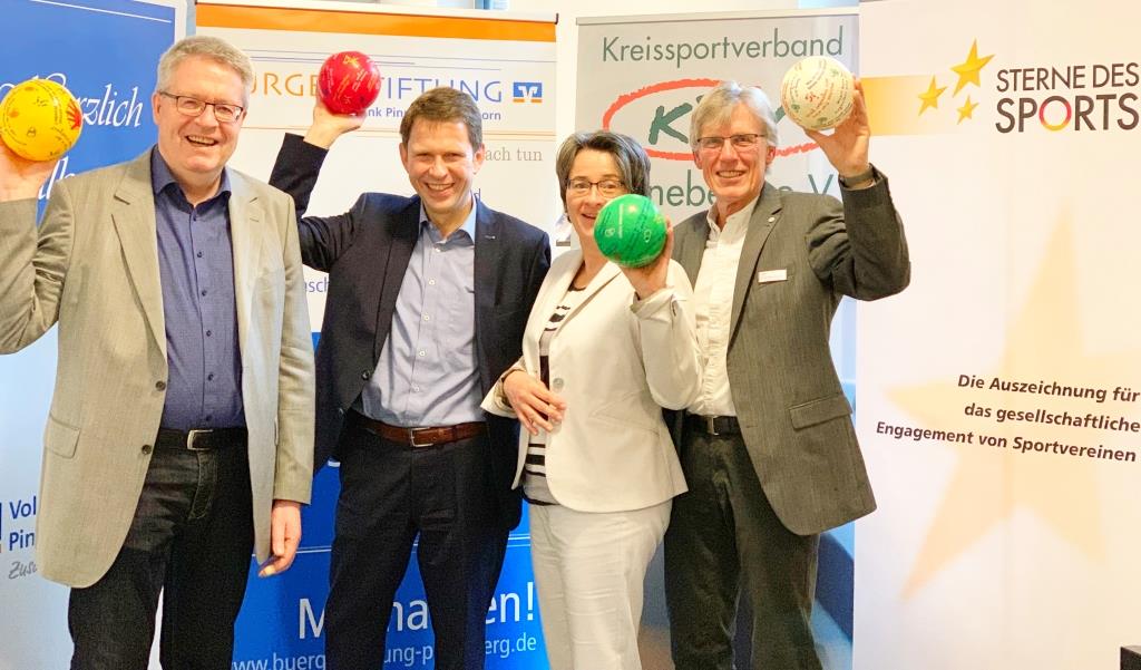 v.l. KSV Geschäftsführer Karsten Tiedemann, Volksbank Vorstand Uwe Augustin, Stiftungsmanagerin Bettina Fischer und KSV Vorsitzender Sönke P. Hansen freuen sich auf viele Vereinsbewerbungen