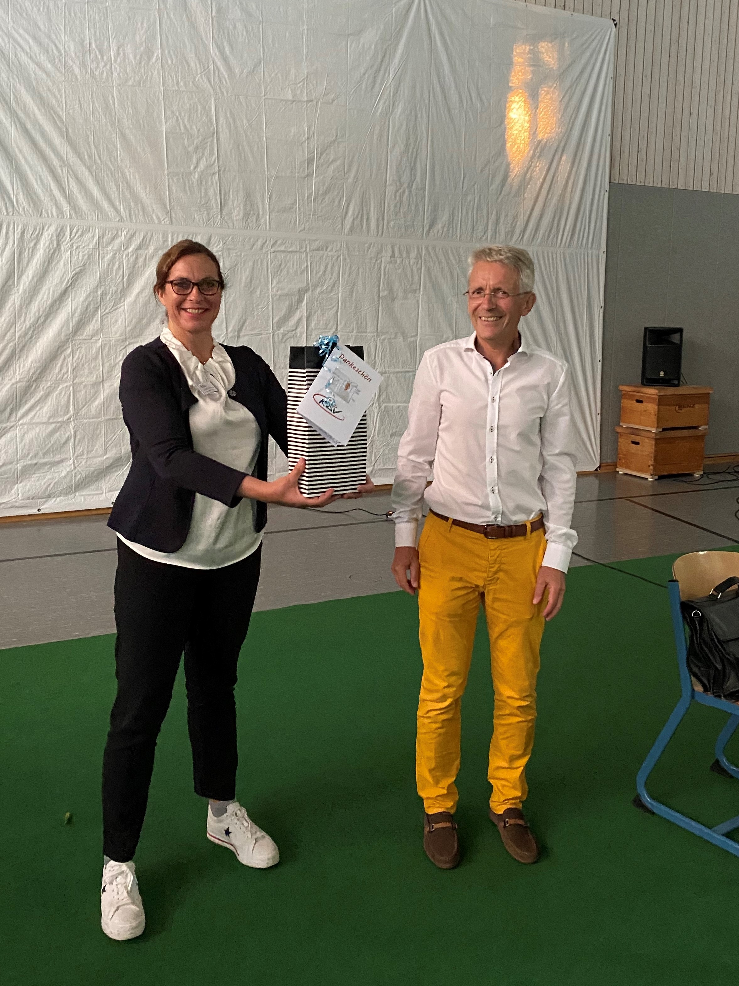 Dr. Matthias Bögershausen Chefarzt, Rehazentren und Rehastudios der Regio Kliniken bei seinem Abschied mit Christa Nordwald, Sportreferentin des KSV Pinneberg