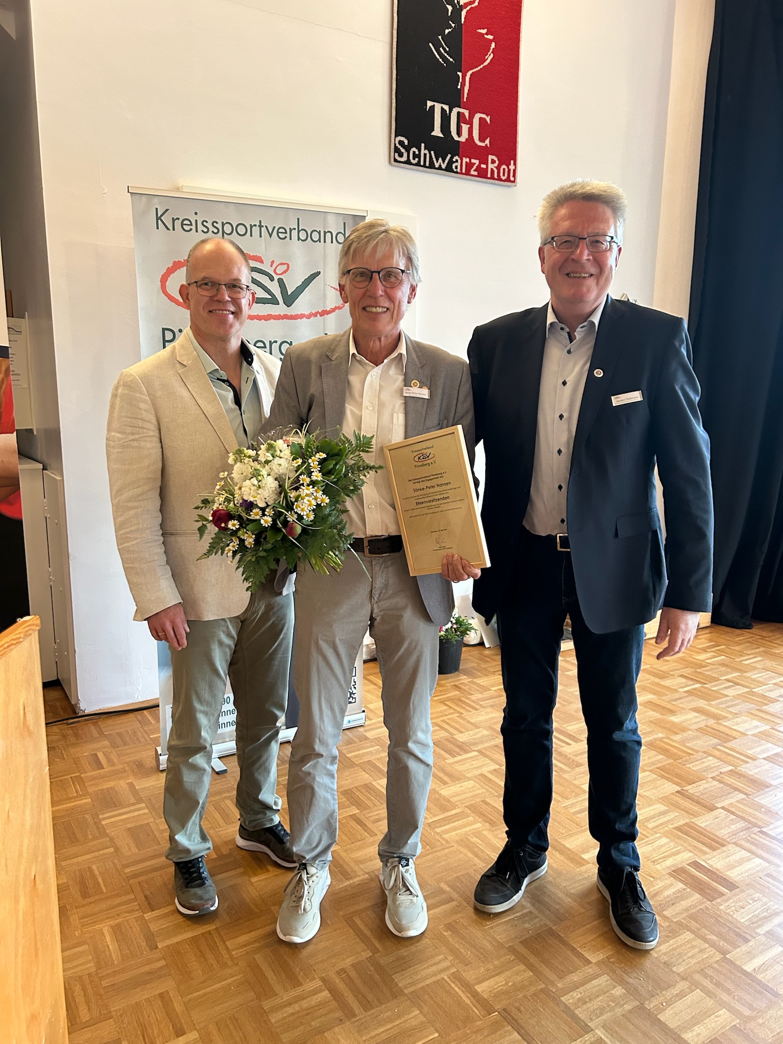KSV-Vorsitzender Olaf Seiler ließ per Akklamation Sönke-Peter Hansen zum Ehrenvorsitzenden und Karsten Tiedemann zum Ehrenmitglied berufen - Foto: Christa Nordwald, KSV Pinneberg