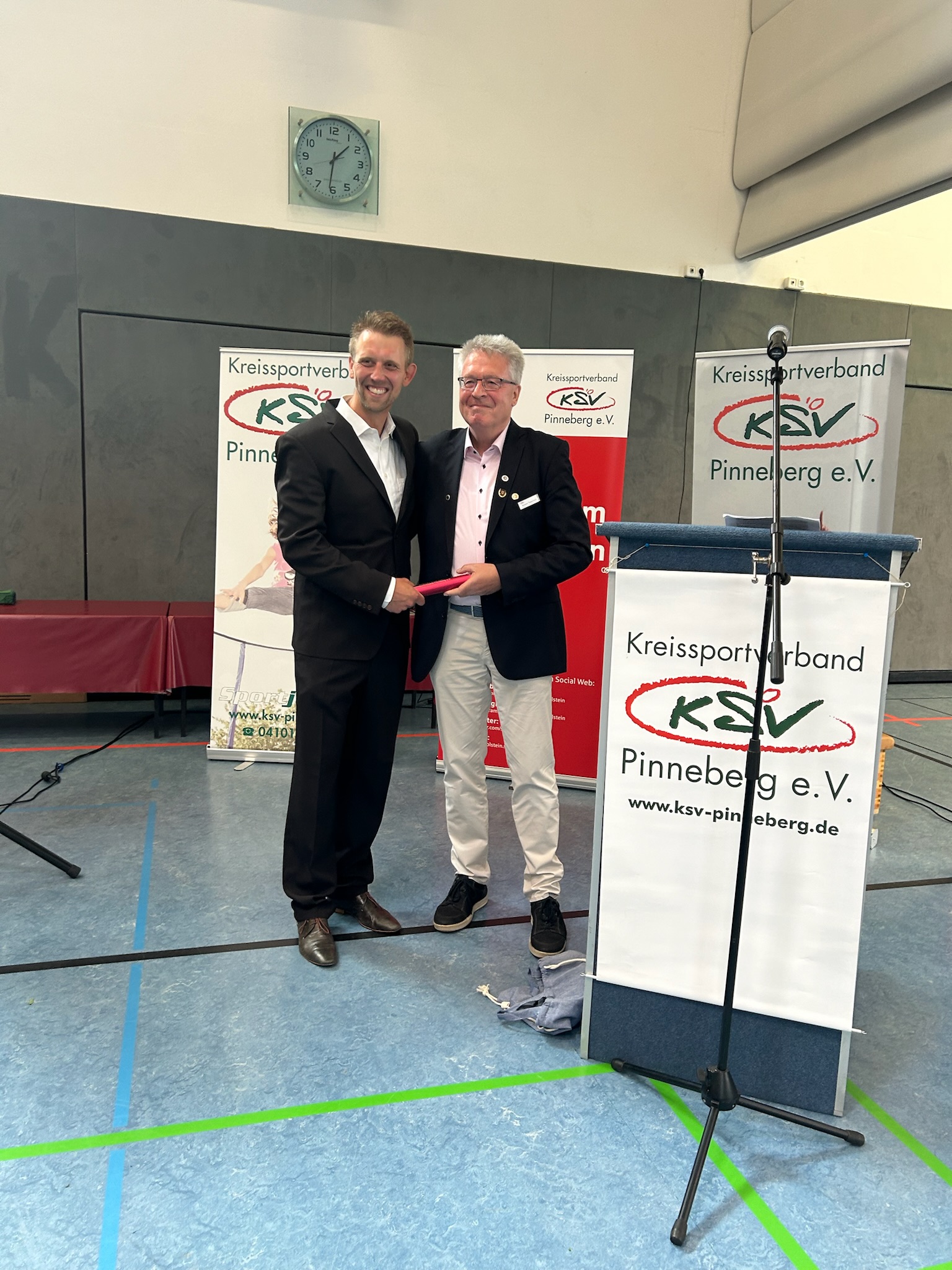 Karsten Tiedemann (r.) übergibt Mark Müller den Staffelstab als Geschäftsführer des KSV Pinneberg - Foto: Christa Nordwald, KSV Pinneberg