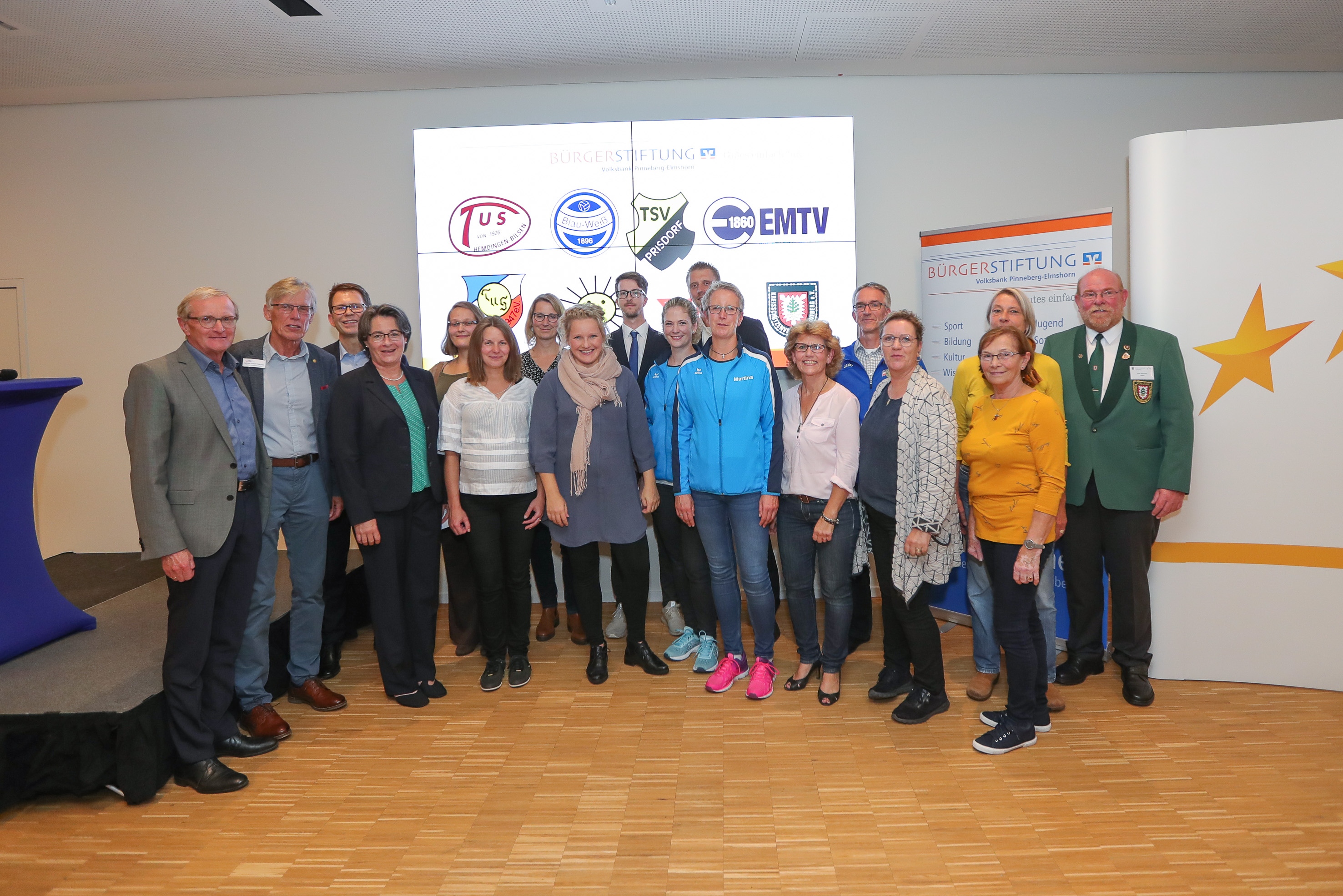 v.l. Dr. Horst Alsmöller, Sönke P. Hansen, Uwe Augustin und Bettina Fischer wünschten den bedachten Vereinen viel Erfolg. Foto: VR Bank in HolsteinFoto: VR Bank in Holstein
