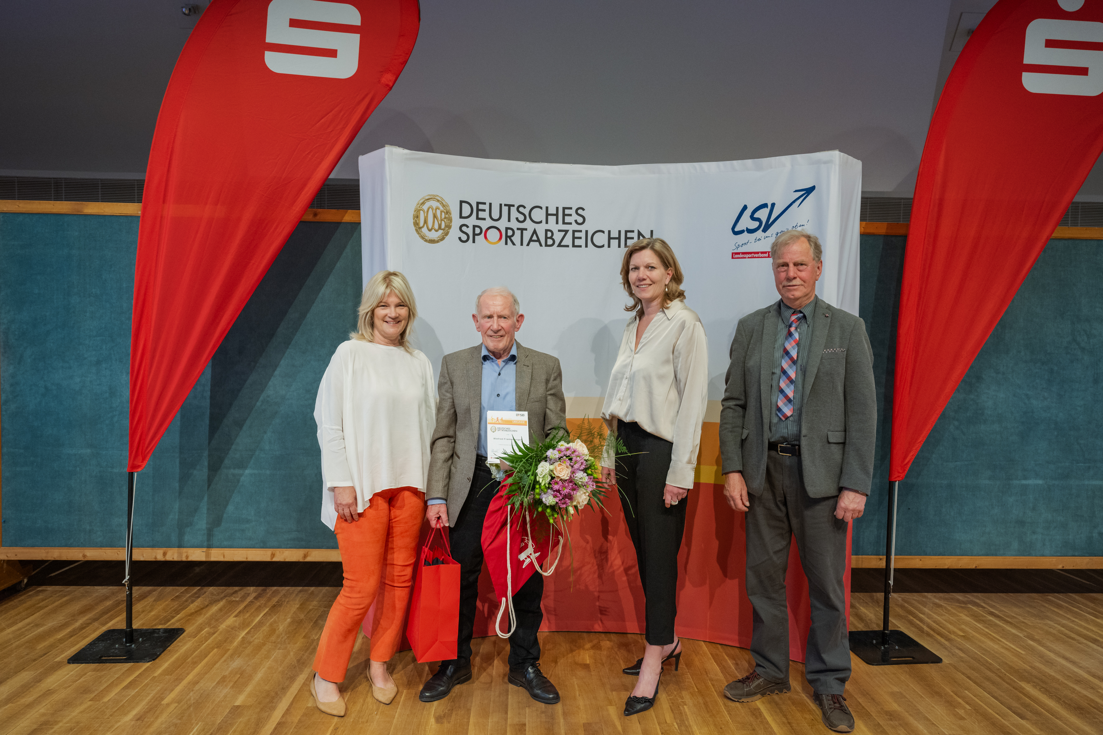 Winfried Frankenberger (2.v.l.) erlangte 70mal das Deutsche Sportabzeichen. Barbara Ostmeier (l., LSV Vorstand), Gyde Opitz (2.v.r., Sparkassen- und Giroverband SH) und Jens Hartwig (r., LSV Sportabzeichenbeauftragter) gratulieren. - Foto: LSV, Frank Peter