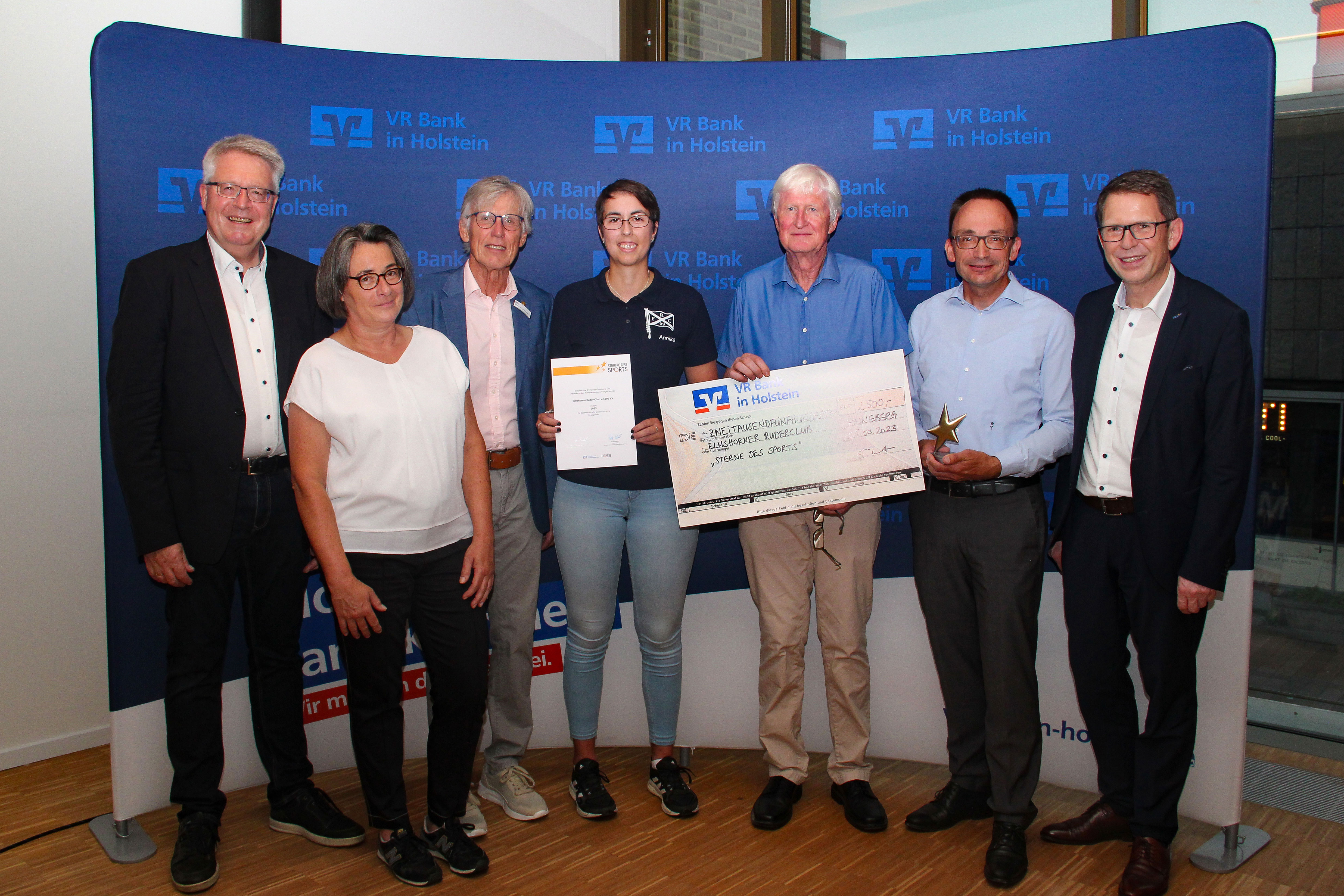 Karsten Tiedemann, Geschäftsführer des KSV Pinneberg, Bettina Fischer, Stiftungsberaterin Bürgerstiftung VR Bank in Holstein Sönke-Peter Hansen, Vorsitzender des KSV Pinneberg, 1. Platz: Elmshorner Ruder-Club v. 1909 e.V. mit Annika Bunk, Uwe Janzen, Peter Westphal und Uwe Augustin, Vorstand der VR Bank in Holstein - Foto: VR Bank in Holstein