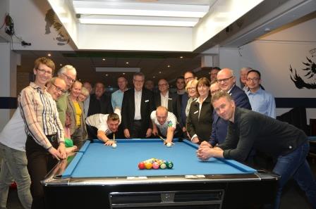 SportFörderFonds meets Billard. Die Profis Heiko Jungjohann (links) und Frank Schmidt (rechts) gaben Zugaben ihres Könnens unter den Augen des Vorsitzenden Ralf Winkler neben Karsten Tiedemann, daneben Ralf Uthe und Uwe Altemeier.