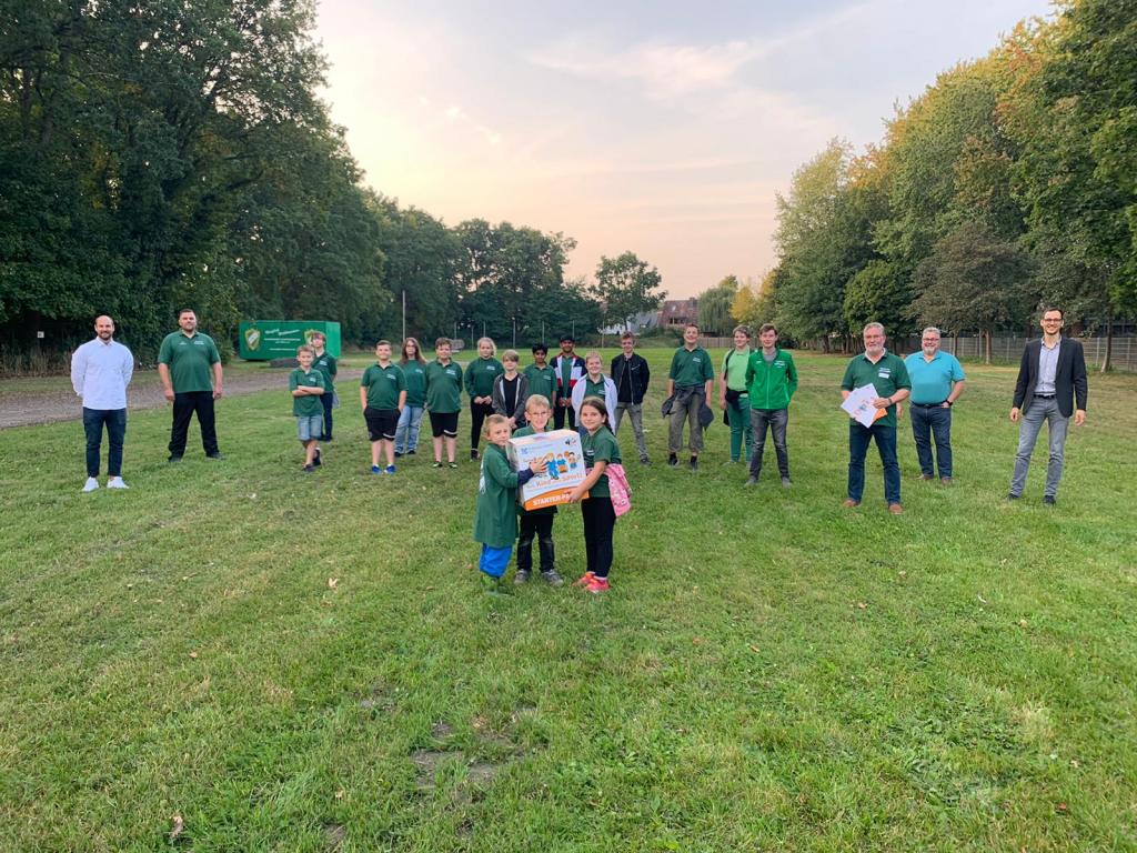Chris Menge, sjsh, Jan Kasten, Fred Silvester, Elmshorner Schützengilde, Stefan König KSV und Jannik Ohlson, Schleswig-Holstein AG bei der Übergabe des Starter Pakets an zufriedene Kinder- und Jugendliche der Elmshorner Schützengilde (Foto: Sportjugend SH)