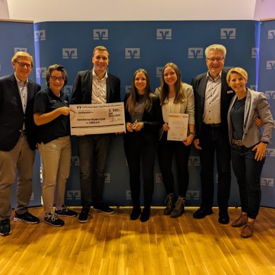 Sterne des Sports 2023: 4. Platz für den Elmshorner Ruderclub auf Landesebene. Hans Jacob Tiessen (LSV, links), Bettina Fischer (Bürgerstiftung VR Bank in Holstein, 2.v.l.), Karsten Tiedemann (KSV Pi, 2.v.r.) und Tanja Kerwat (VR Bank iH, rechts) gratulieren Florian Busch, Martje und Finja Westphal vom Elmshorner Ruderclub.