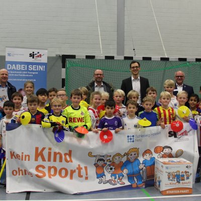 Hinter d. Kindern stehend (v.l.n.r.) Dietmar Rohlf(sjsh),Dr.Jan Pommerehn,Jannik Olsson(Schleswig-Holstein AG,Uwe Altemeier, KSV Pinneberg und Conni Thau, SV Blau-Weiß 96 Schenefeld