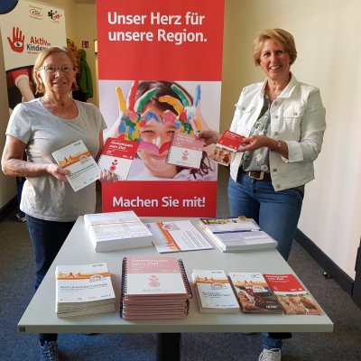 Rita Saß (Sport und Spaß Uetersen) ist von Nicole Pansch (KSV Pinneberg) bereits mit den neuen Materialien versorgt worden.