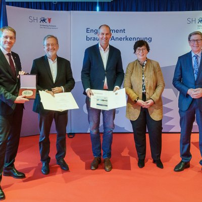 Lawn-Tennis-Club Elmshorn - Ministerpräsident Daniel Günther, Innenministerin Sabine Sütterlin-Waack und Hans-Jakob Tiessen (Landessportverband) zeichnen Traditionsvereine aus. - Foto: Frank Peter