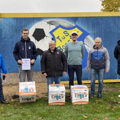 Stefan König (Vorsitzender der Sportjugend im KSV Pinneberg, Person links) und Christoph Menge (stellvertretender Vorsitzender der Sportjugend Schleswig-Holstein, Person rechts) überreichten die drei Starter-Pakete der Initiative „Kein Kind ohne Sport!“ an (mittig v.l.n.r.) Hendrik Gelien (Fußball-Jugendobmann des TuS Borstel-Hohenraden), Wolfgang Ständer (1. Vorsitzender des Kummerfelder SV), Milan Theuerkorn (1. Vorsitzender des TSV Prisdorf) und Rüdiger Wüpper (1. Vorsitzender des TuS Borstel-Hohenraden)