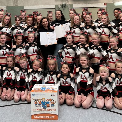 Die Cheerleading-Teams der Spielvereinigung Lieth konnten sich im Rahmen Ihres Trainings über das Starter-Paket freuen. Stefan König (Vorsitzender der Sportjugend im Kreissportverband Pinneberg, links im Bild) und Christoph Menge (stellvertretender Vorsitzender der Sportjugend Schleswig-Holstein, rechts im Bild) zeichneten die Sportlerinnen und ihre Trainerinnen aus.