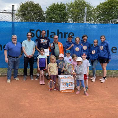 Hintere Reihe (v.l.n.r.): Stefan König (Vorsitzender der Sportjugend im Kreissportverband Pinneberg), Jakob Voß (Jugendbildungsreferent der Sportjugend Schleswig-Holstein), Oliver Warncke-Wittekind (Trainer des Schenefelder TC), Dr. Hartmut Rosengarten (Sportwart des Schenefelder TC) und Elena Frolova (Jugendwartin des Schenefelder TC) gemeinsam mit dem Starter-Paket „Kein Kind ohne Sport!“ und den Aktiven der Ballsportschule des Schenefelder TC.