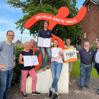 Jannik Olsson (Kommunalmanager der Schleswig-Holstein Netz AG; links im Bild) überreichte das Starter-Paket der Initiative „Kein Kind ohne Sport!“ gemeinsam mit Stefan König (Vorsitzender der Sportjugend im Kreissportverband Pinneberg; zweite Person von rechts) und Dietmar Rohlf (stellvertretender Vorsitzender der Sportjugend Schleswig-Holstein; rechts im Bild) an die Verantwortlichen des TSV Heist.