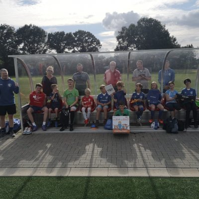 Kirsten Heibey (Jugendbildungsreferentin der Sportjugend Schleswig-Holstein; links im Bild) überreichte das von der Schleswig-Holstein Netz AG geförderte Starter-Paket der Initiative „Kein Kind ohne Sport!“ an die Verantwortlichen des SC Egenbüttel, die sich gemeinsam mit den teilnehmenden Kindern und deren Eltern sehr über den Besuch freuten.