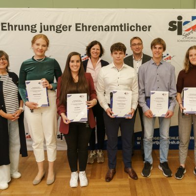 (vlnr): Doris Birkenbach (LSV-Vizepräsidentin), Isabelle Schmidt, Liza Brink, Kristina Herbst (Landtagspräsidentin), Jannik Fürstenau, Matthias Hansen (Vorsitzender der sjsh), Jan Finke und Franca Kleiner. - Foto: Frank Peter