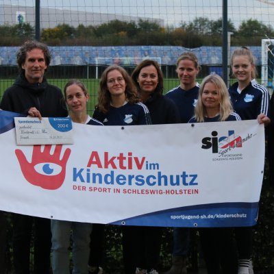 Bannerverleihung beim FC Union Tornesch – v.l. Hanno Reese (Sportjugend SH), Dirk Jacobsen (Wendepunkt), Janina Breitbart, Franca Kleiner (beide FC Union Tornesch), Christa Nordwald (Kreissportverband PI), Janina Broscheit, Nicole Tilger, Maike Bade, Frank Mettal und Detlef Arndt (alle fünf FC Union Tornesch) - Foto: Kornelius Krüger