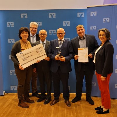 Der Elmshorner MTV gewinnt 2022 den Stern des Sports in Silber auf Landesebene in Schleswig-Holstein und fährt damit nach Berlin. V.l.n.r. Maren Caffi, Karsten Tiedemann (KSV), Mehmet Karakavak, Uwe Altemeier, Timo Schirmacher, Bettina Fischer (Bürgerstiftung VR Bank in Holstein) - Foto: Frank Ubben, SEMSH