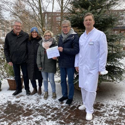 Sckeckübergabe im Schnee: v.l. Karsten Tiedemann, KSV Geschäftsführer, Christa Nordwald, KSV Sportreferentin, Kerstin Glaubitz, stellvertretende Hospizleitung, Prof.Dr.Justus Gille, Chefarzt der Klinik für Orthopädie, Unfallchirurgie, Sportmedizin und wissenschaftlicher Leiter der sportmedizinischen Fortbildungsreihe - Foto: KSV Pinneberg
