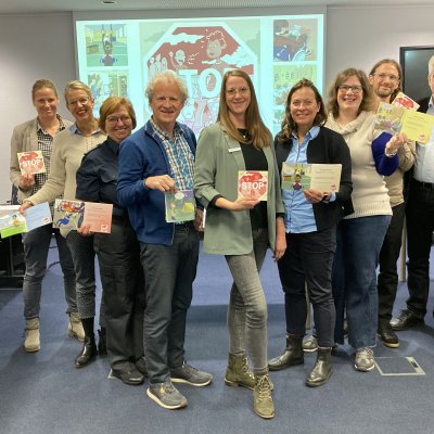 Die Kreisjugendpflege und alle beteiligten Institutionen und Verbände stellen den "STOP"-Comic vor. - Foto: Kreis Pinneberg