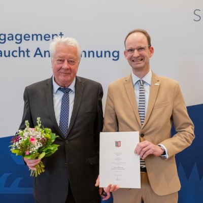 Wilfred Diekert (l.) erhält aus den Händen von Tilo von Riegen (r.) die Sportverdienstnadel des Landes Schleswig-Holsteins am 16.05.2023 in Kiel - Foto: Frank Peter