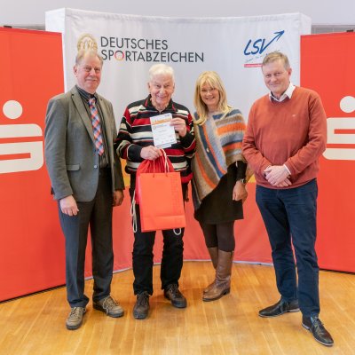 Foto (v. l. n. r.): Jens Hartwig (Beauftragter für das Deutsche Sportabzeichen im LSV), Jens Nielsen aus Halstenbek (Zahl 50), Barbara Ostmeier (LSV-Vorstandsmitglied) und Dr. Bernd Brandes-Druba, (Geschäftsführer der Sparkassenstiftung Schleswig-Holstein)
