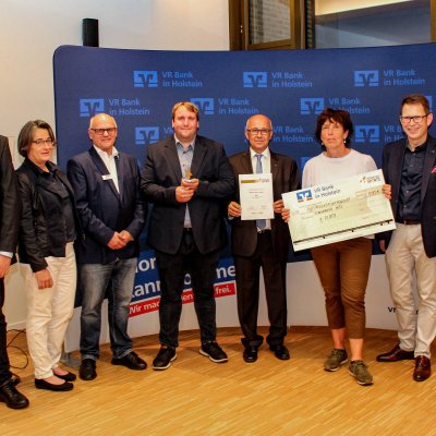 Der Elmshorner MTV gewinnt 2022 den Bronzenen Stern des Sports! Die VR Bank in Holstein, die Bürgerstiftung VR Bank in Holstein und der KSV Pinneberg gratulieren! - v.l.n.r. Karsten Tiedemann (KSV), Bettina Fischer (Bürgerstiftung), Uwe Altemeier (EMTV), Timo Schirmacher (EMTV), Mehmet Karakavak (EMTV), Maren Caffi (EMTV), Uwe Augustin (VR Bank), Sönke-Peter Hansen (KSV) - Foto: VR Bank in Holstein