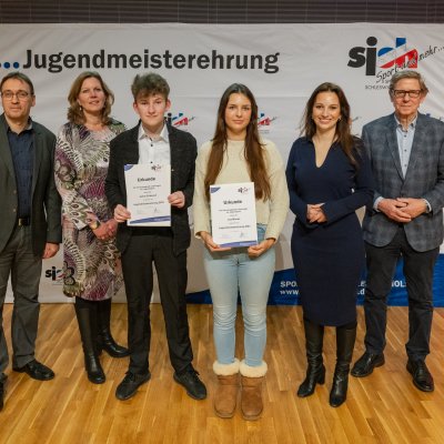 (vlnr): Matthias Hansen (Vorsitzender Sportjugend SH), Gyde Opitz (Abteilungsleiterin Kommunikation und Gesellschaft, Sparkassen- und Giroverband SH), Janne Eriksson, Lea Minnie, Magdalena Finke (Staatssekretärin, Ministerium für Inneres, Kommunales, Wohnen und Sport), Hans-Jakob Tiessen (Präsident Landessportverband SH) - Foto: Frank Peter