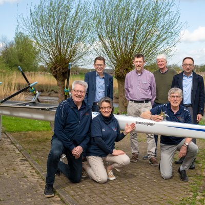 Sterne des Sports 2024: Fröhliche Gesichter beim Kick-Off zur neuen Wettbewerbsrunde im Elmshorner Ruderclub - von hinten li nach re: Uwe Augustin (Vorstand, VR Bank in Holstein), Torben Heyl (stellvertr. Vorsitzender, 1. Vorsitzender Sportjugend KSV Segeberg), Uwe Janzen u. Peter Westphal (Vorsitzende Elmshorner Ruderclub), vorne von li nach re: Karsten Tiedemann, GF KSV Pinneberg e.V., Bettina Fischer, Stiftungsberaterin der Bürgerstiftung VR Bank in Holstein und Sönke-Peter Hansen, Vorsitzender KSV Pi.