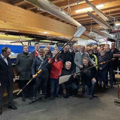 SportFörderFonds 2023 - Gruppenfoto beim Elmshorner Ruderclub in der Bootshalle - Foto: KSV Pinneberg