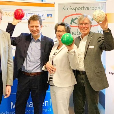 v.l. KSV Geschäftsführer Karsten Tiedemann, Volksbank Vorstand Uwe Augustin, Stiftungsmanagerin Bettina Fischer und KSV Vorsitzender Sönke P. Hansen freuen sich auf viele Vereinsbewerbungen