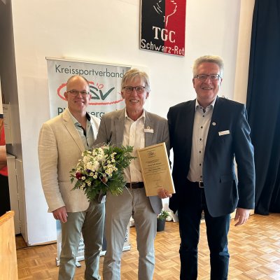 KSV-Vorsitzender Olaf Seiler ließ per Akklamation Sönke-Peter Hansen zum Ehrenvorsitzenden und Karsten Tiedemann zum Ehrenmitglied berufen - Foto: Christa Nordwald, KSV Pinneberg