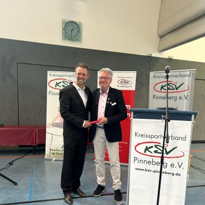 Karsten Tiedemann (r.) übergibt Mark Müller den Staffelstab als Geschäftsführer des KSV Pinneberg - Foto: Christa Nordwald, KSV Pinneberg