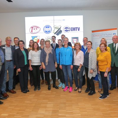 v.l. Dr. Horst Alsmöller, Sönke P. Hansen, Uwe Augustin und Bettina Fischer wünschten den bedachten Vereinen viel Erfolg. Foto: VR Bank in HolsteinFoto: VR Bank in Holstein
