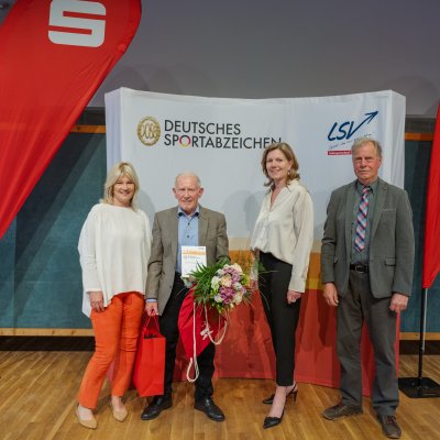 Winfried Frankenberger (2.v.l.) erlangte 70mal das Deutsche Sportabzeichen. Barbara Ostmeier (l., LSV Vorstand), Gyde Opitz (2.v.r., Sparkassen- und Giroverband SH) und Jens Hartwig (r., LSV Sportabzeichenbeauftragter) gratulieren. - Foto: LSV, Frank Peter