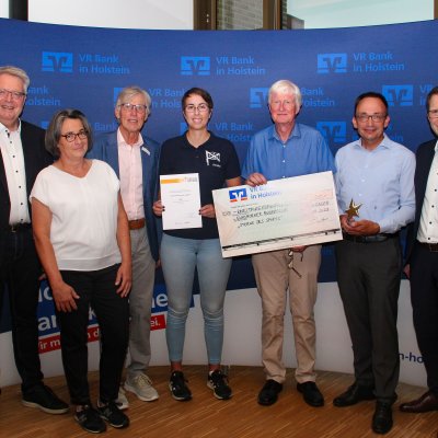 Karsten Tiedemann, Geschäftsführer des KSV Pinneberg, Bettina Fischer, Stiftungsberaterin Bürgerstiftung VR Bank in Holstein Sönke-Peter Hansen, Vorsitzender des KSV Pinneberg, 1. Platz: Elmshorner Ruder-Club v. 1909 e.V. mit Annika Bunk, Uwe Janzen, Peter Westphal und Uwe Augustin, Vorstand der VR Bank in Holstein - Foto: VR Bank in Holstein