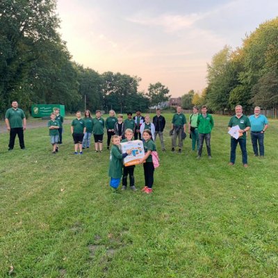 Chris Menge, sjsh, Jan Kasten, Fred Silvester, Elmshorner Schützengilde, Stefan König KSV und Jannik Ohlson, Schleswig-Holstein AG bei der Übergabe des Starter Pakets an zufriedene Kinder- und Jugendliche der Elmshorner Schützengilde (Foto: Sportjugend SH)
