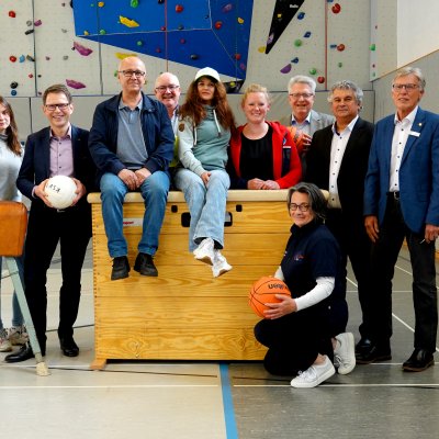 v.l. Mark Müller (KSV Pinneberg), Dolmetscherin Anastasia Zozula, Uwe Augustin (VR Bank i.H.), Integrationslotse Mehmet Karkakavak (EMTV), Holger Böhm (Vorsitzender KSV Segeberg), Publikumpreisträgerin 2022 Zhanna Leshchinskaya (EMTV) und Publikumpreisträgerin 2020 Jana Glindmeyer (VfL Pinneberg), KSV Geschäftsführer Karsten Tiedemann, Bettina Fischer (Stiftung der VR Bank i.H.), Himmet Kaysal (Vorsitzender des Sportverbandes Steinburg) und Sönke P. Hansen (Vorsitzender des KSV Pinneberg) - Foto: C. Detlof