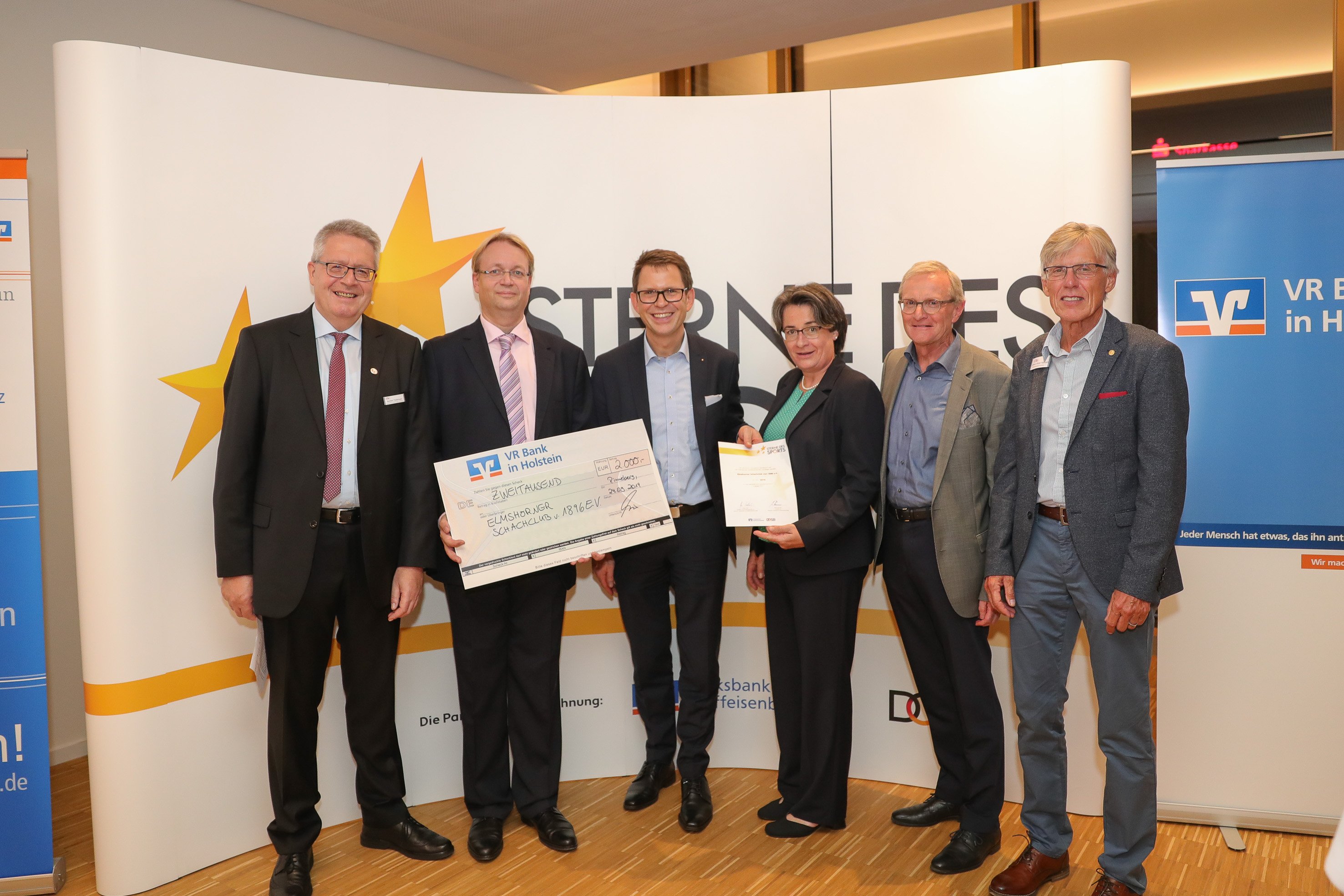 Der zweite Sieger, Heiko Spaan vom Elmshorner Schachclub freut sich über 2.000 EURO. Foto: VR Bank in Holstein